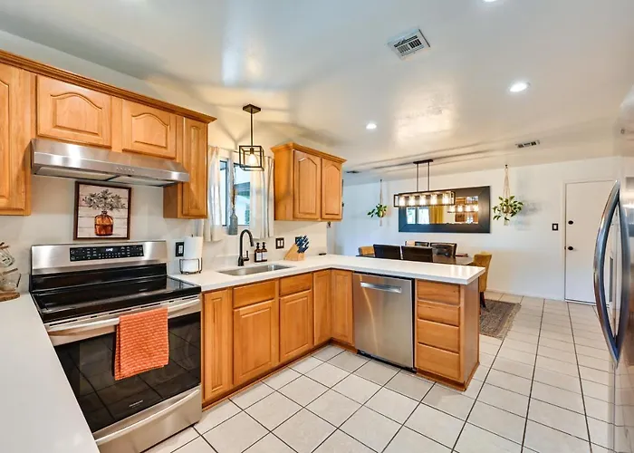 Vacation W/ Private Pool & Patio!