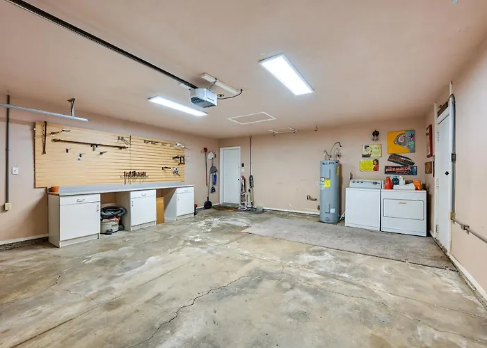 Holiday home Vacation W/ Private Pool & Patio!